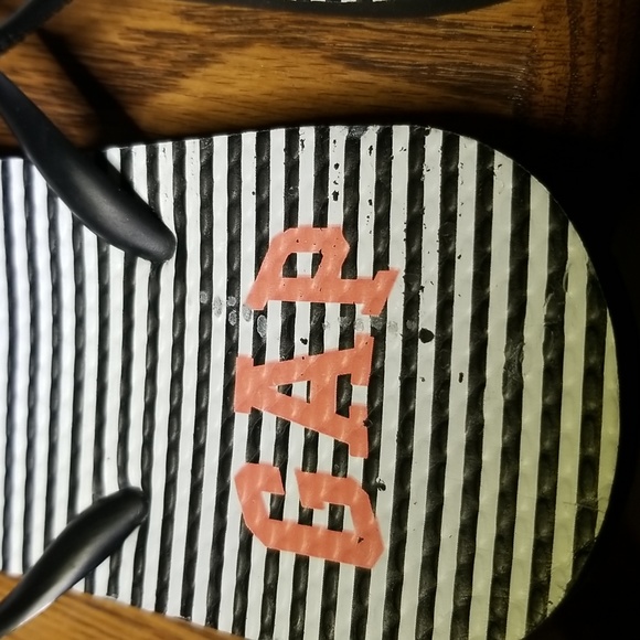 Gap flip flops - Picture 6 of 7